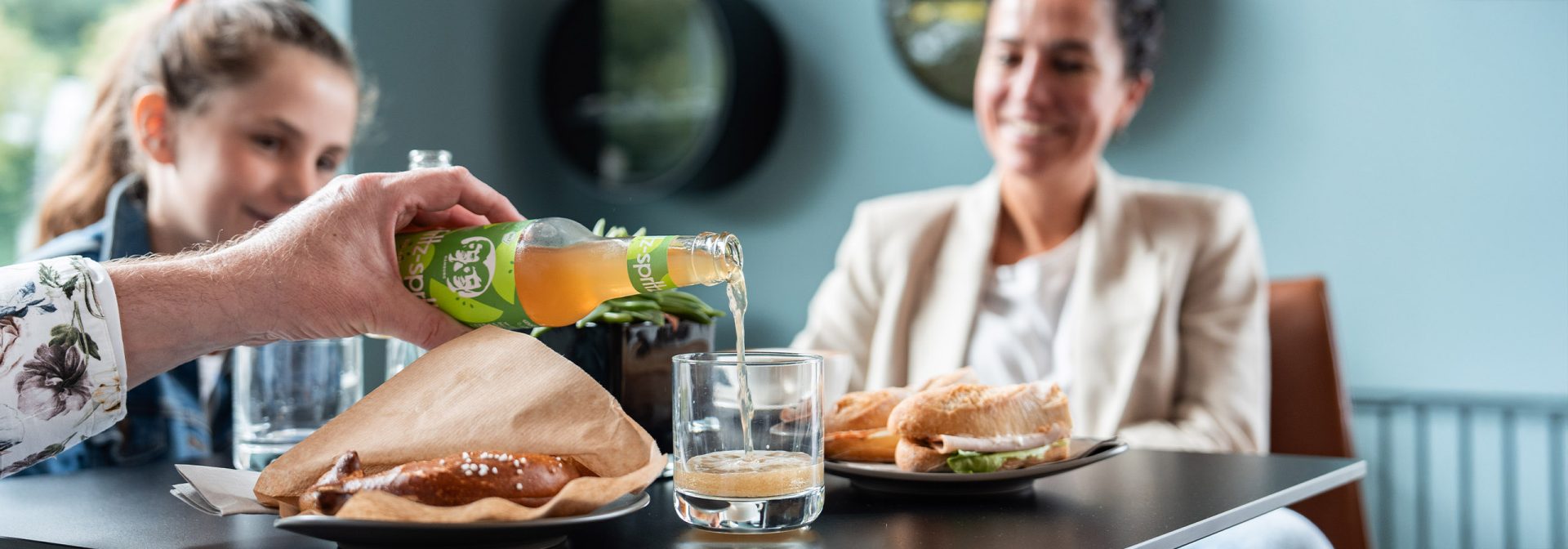 Zwei Damen beim Besuch des BMW Classic Cafe.