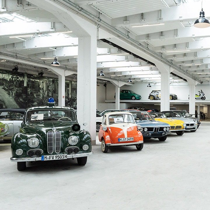 Klassische Modelle in den Ausstellungsräumen von BMW Classic.
