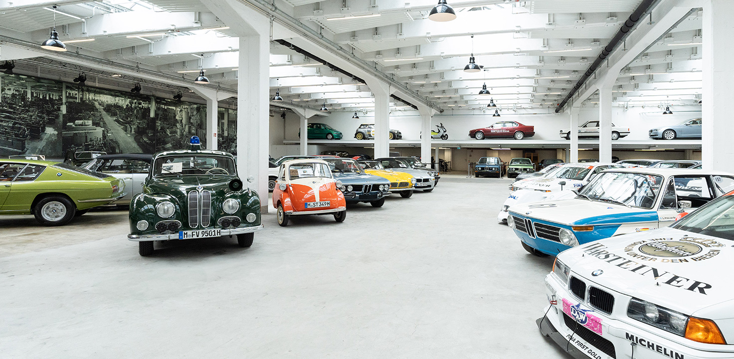 Blick in die Classic Ausstellung mit zahlreichen BMW Klassikern wie einem gelben BMW 507 Cabrio, dem BMW Z8, einer BMW Isetta und ehemaligen Sieger-Fahrzeugen der BMW M Motorsport.