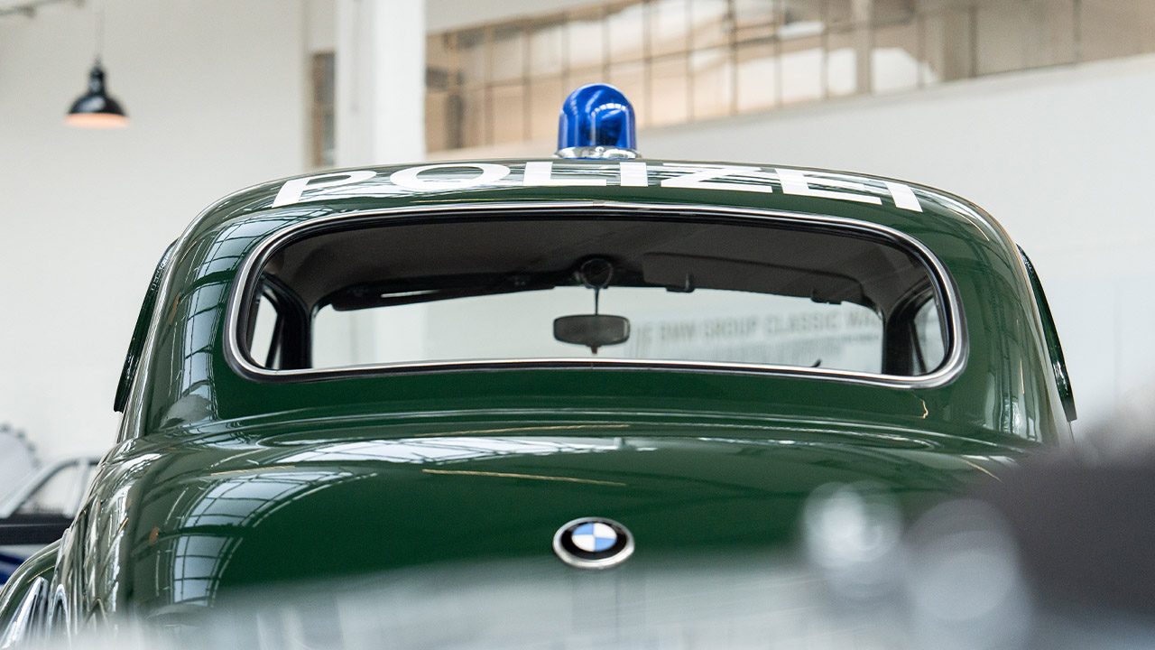 Rückansicht des Polizei BMW 501 aus der zwischen den Jahren 1960 bis 1963 entstandenen beliebten Fernsehserie Funkstreife Isar 12.