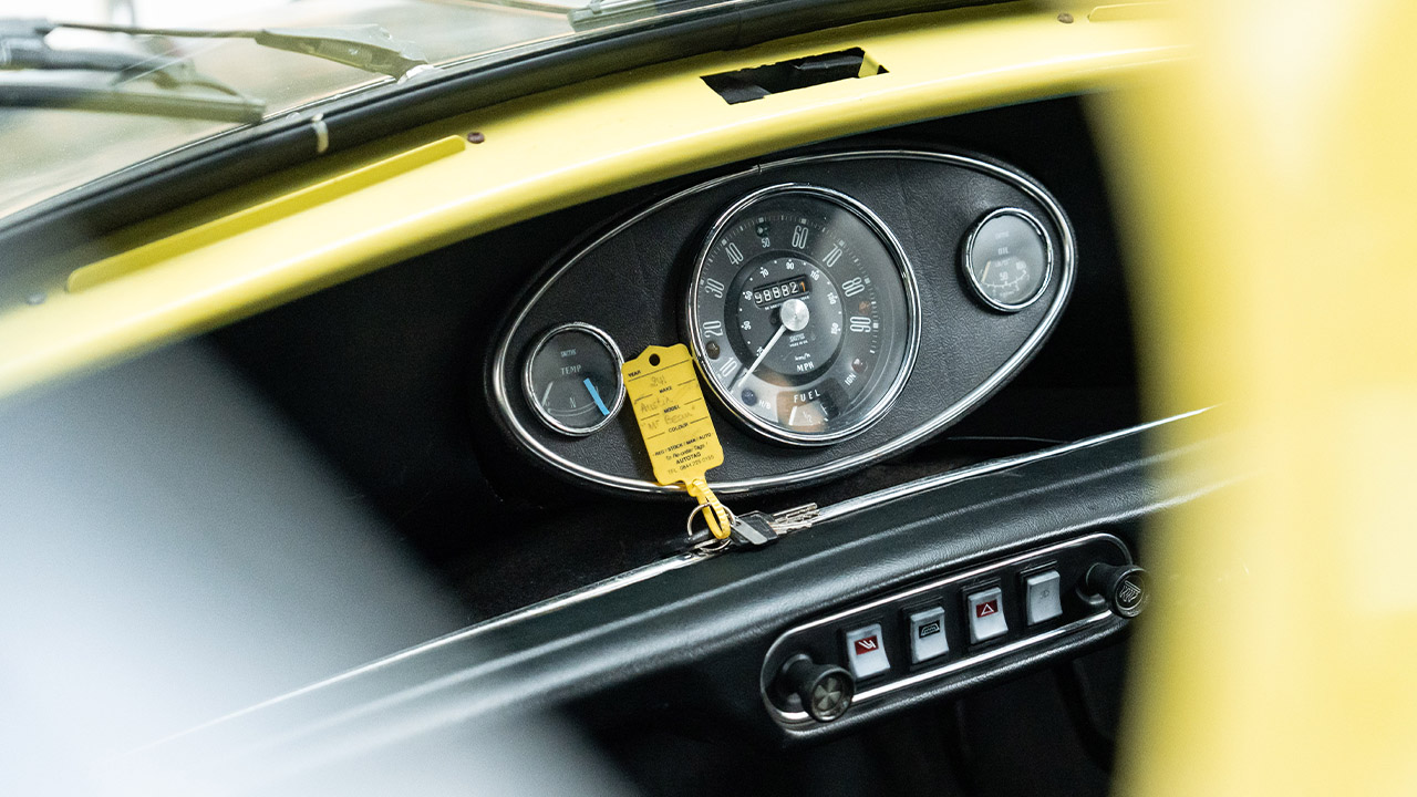 Blick auf das Kombiinstrument des BMC Mini Cooper MK III von Mr. Bean.
