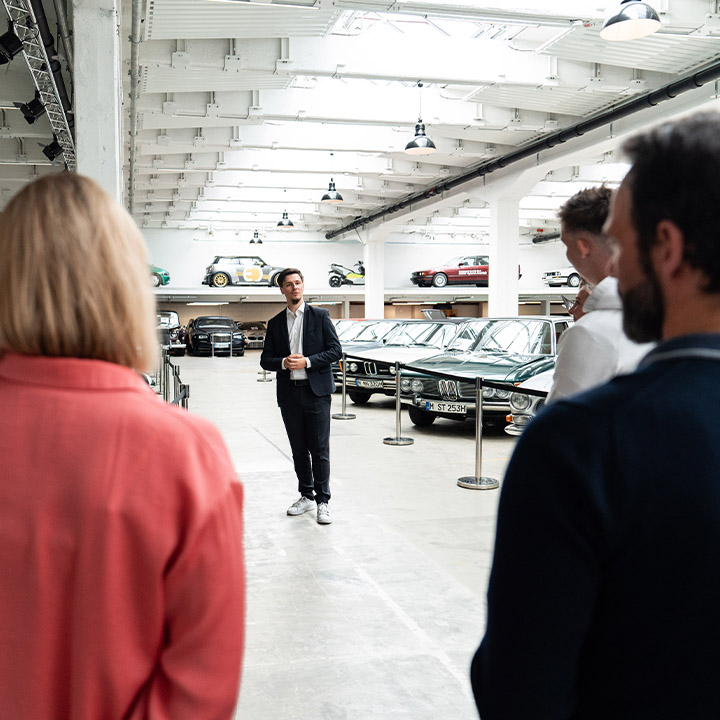 Gäste besuchen die Ausstellung in den BMW Classic Räumen.