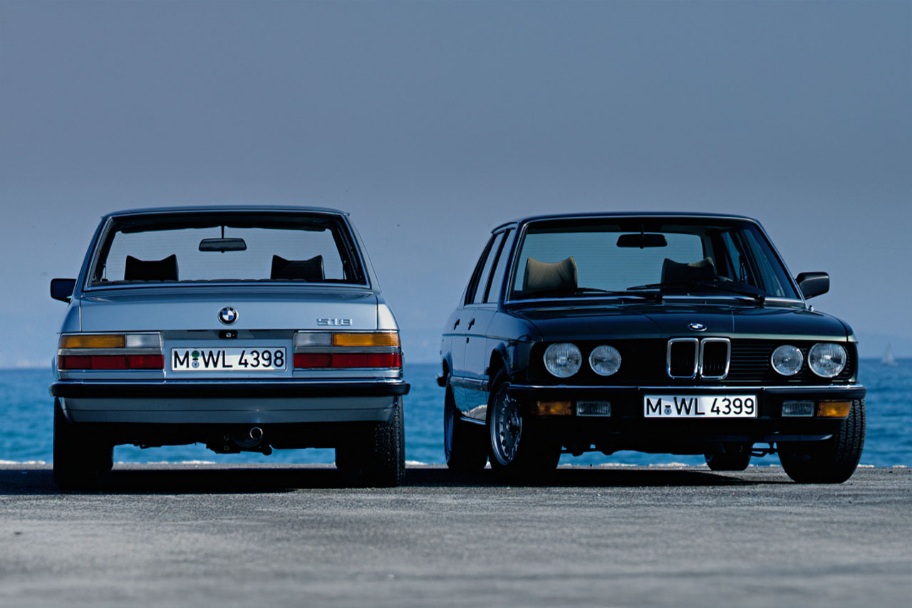 Two BMW Classic models are exhibited on the coast.