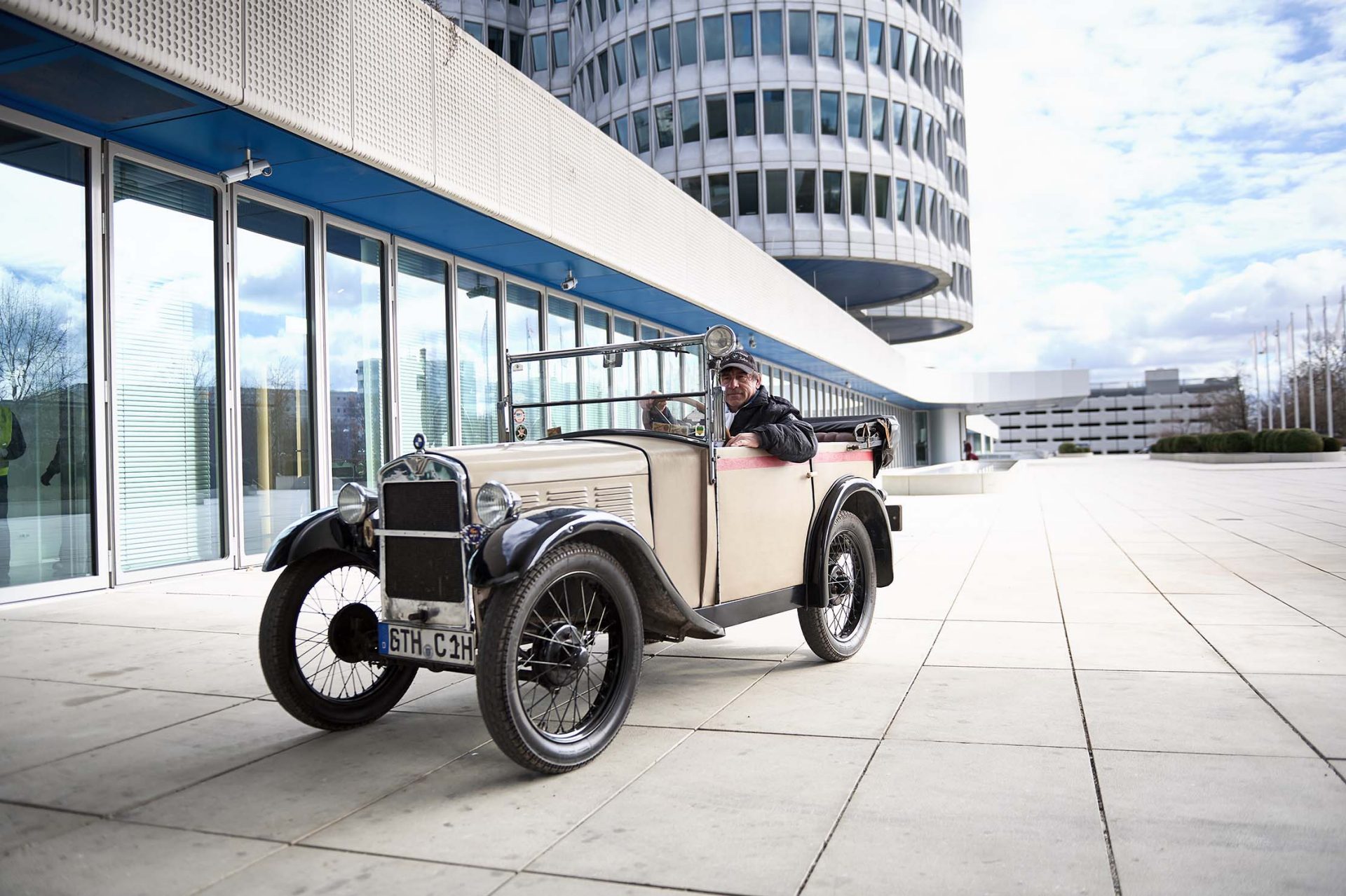 Lutz Schmidt drops his BMW 3/15 off at the BMW Museum. In the background is the BMW “four-cylinder” building.