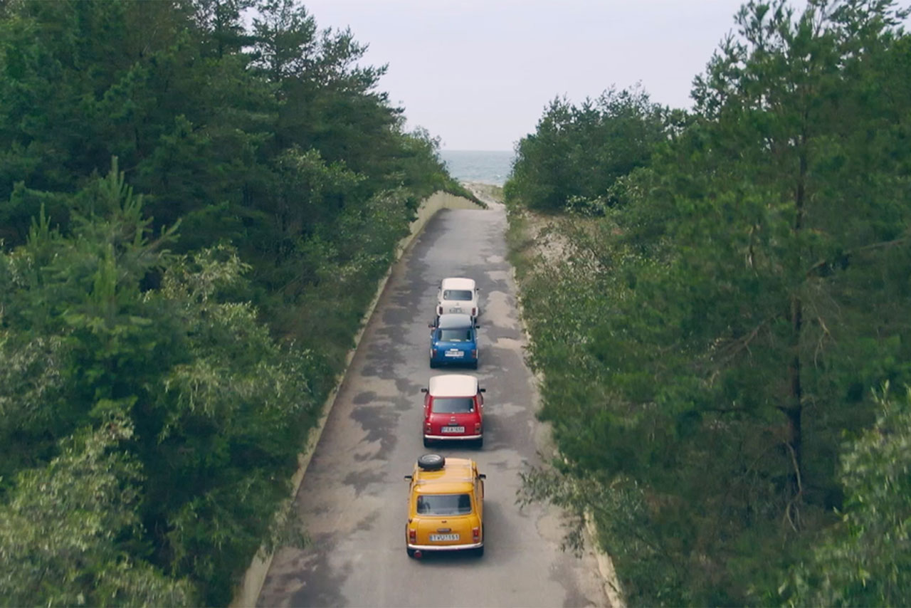 3 Minis fahren einen Berg hoch