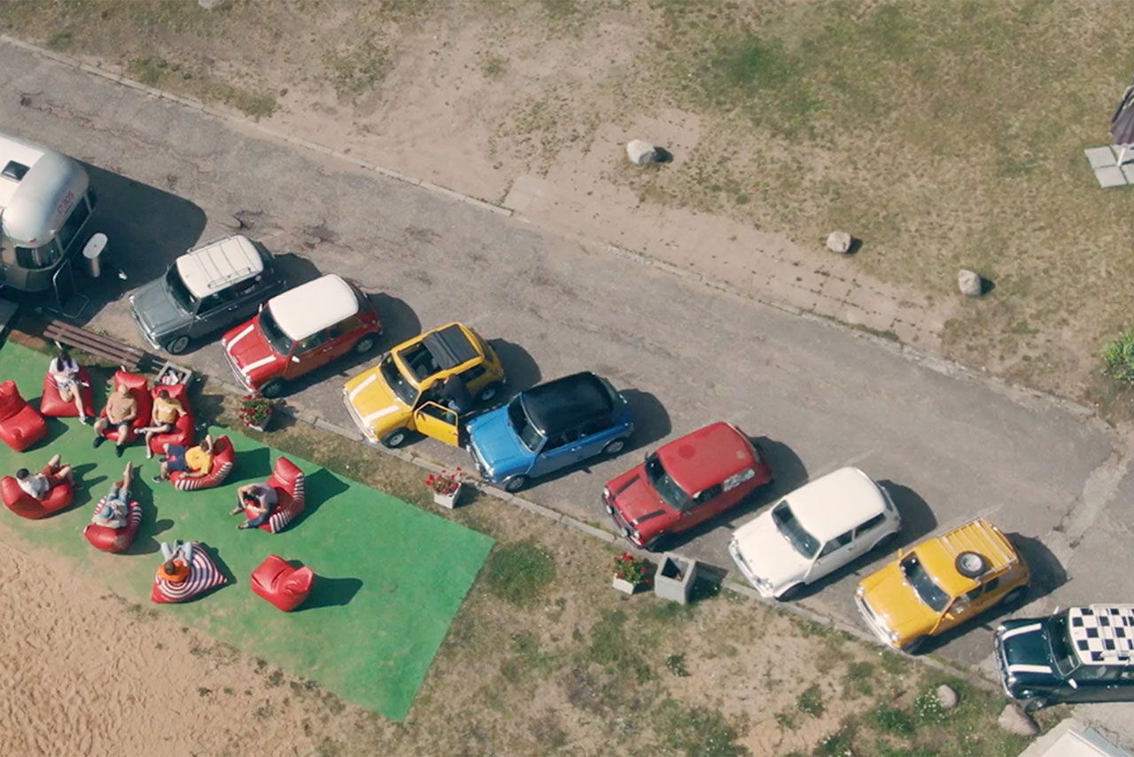 8 Minis parken nebeneinander am Straßenrad