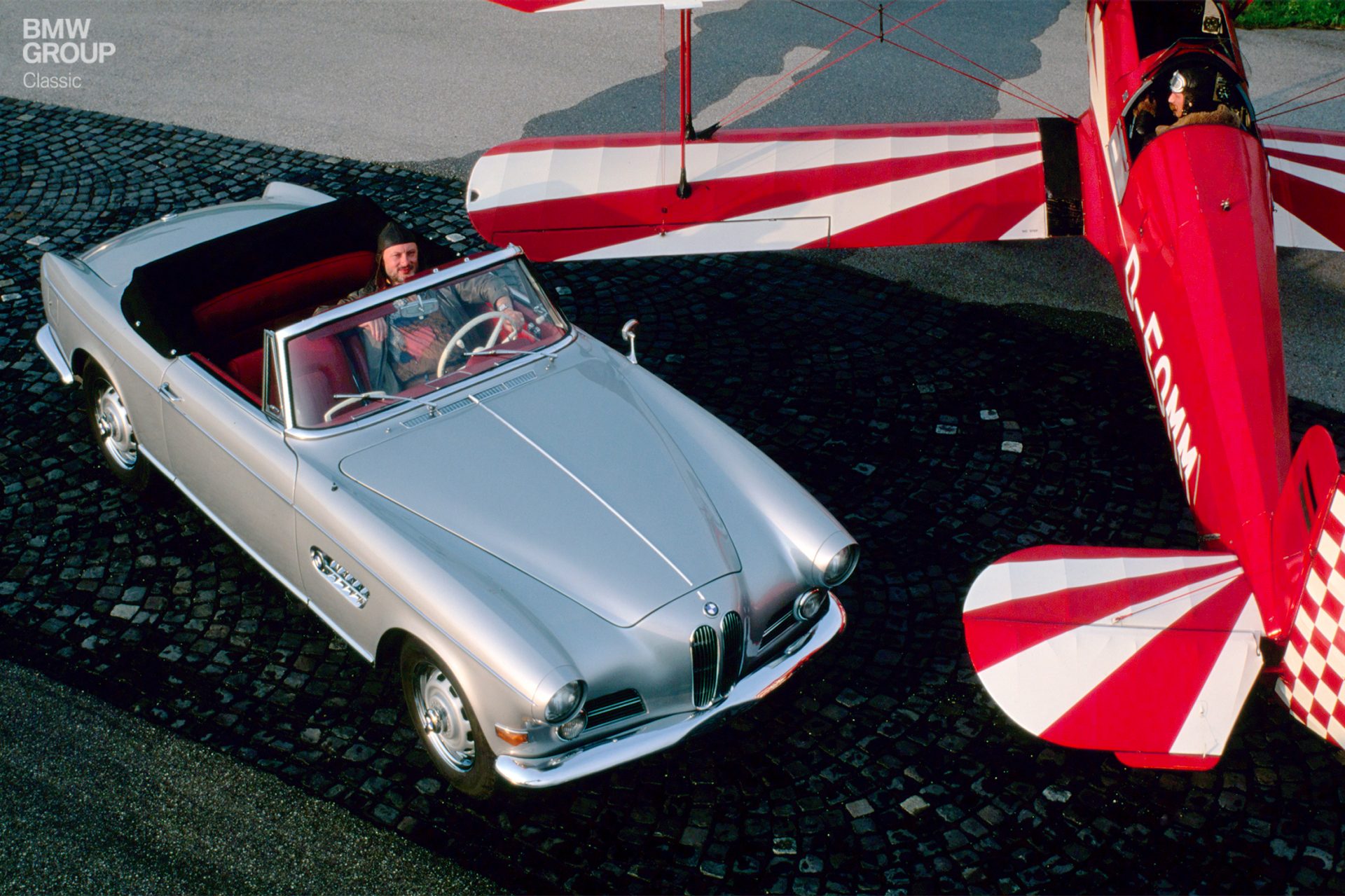  BMW 507 neben Flugzeug