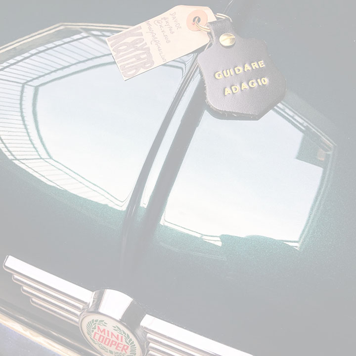 LA CHI&shy;AVE VA A SIN&shy;IS&shy;TRA. COOL KEY FOBS FROM MON&shy;ZA.