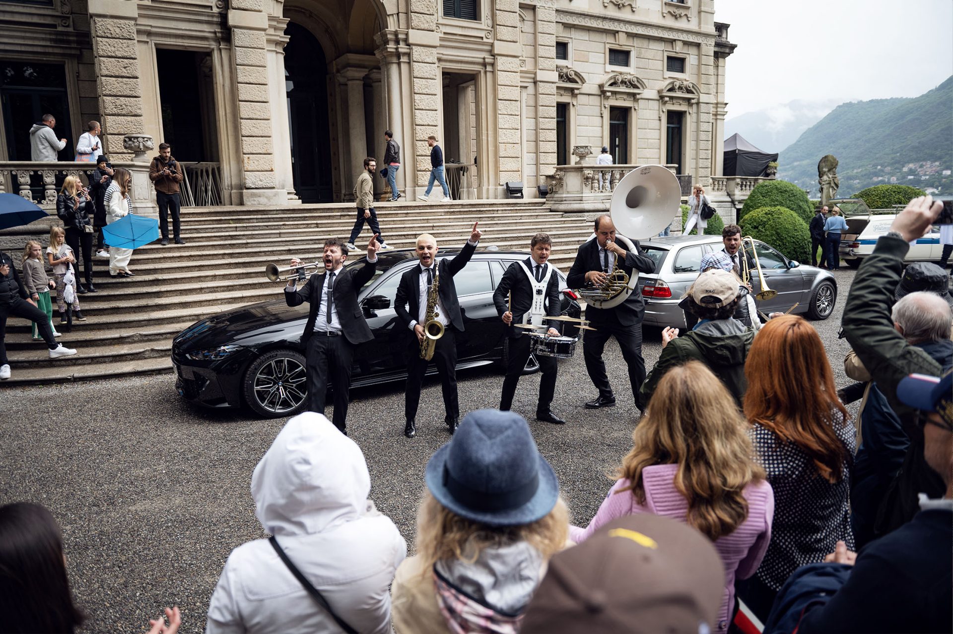 View of the entrance to Villa d'Este with vehicles, journalists and visitors of the event.