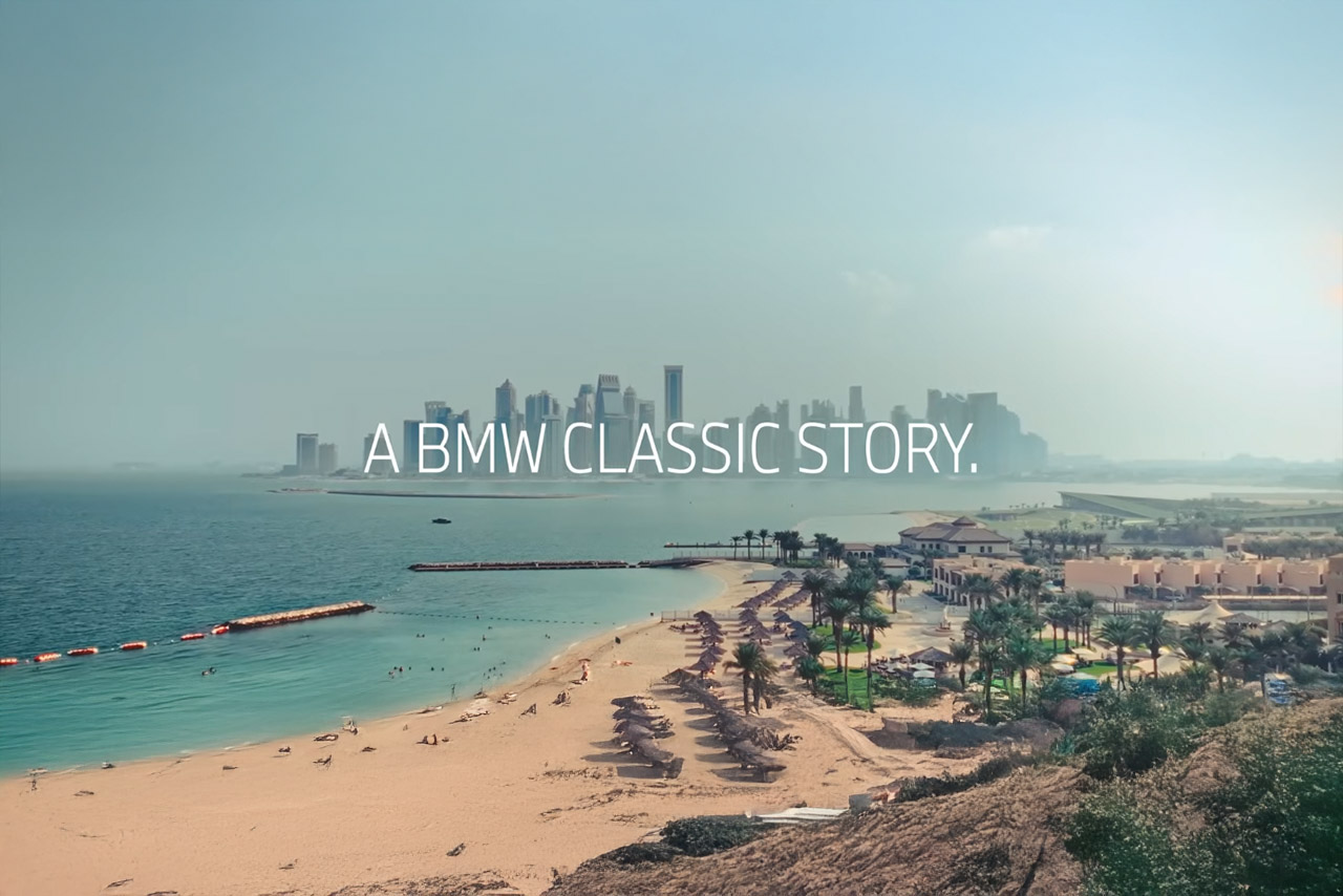 We see the silhouette of a metropolis with numerous skyscrapers that seems to lie directly in the sea.