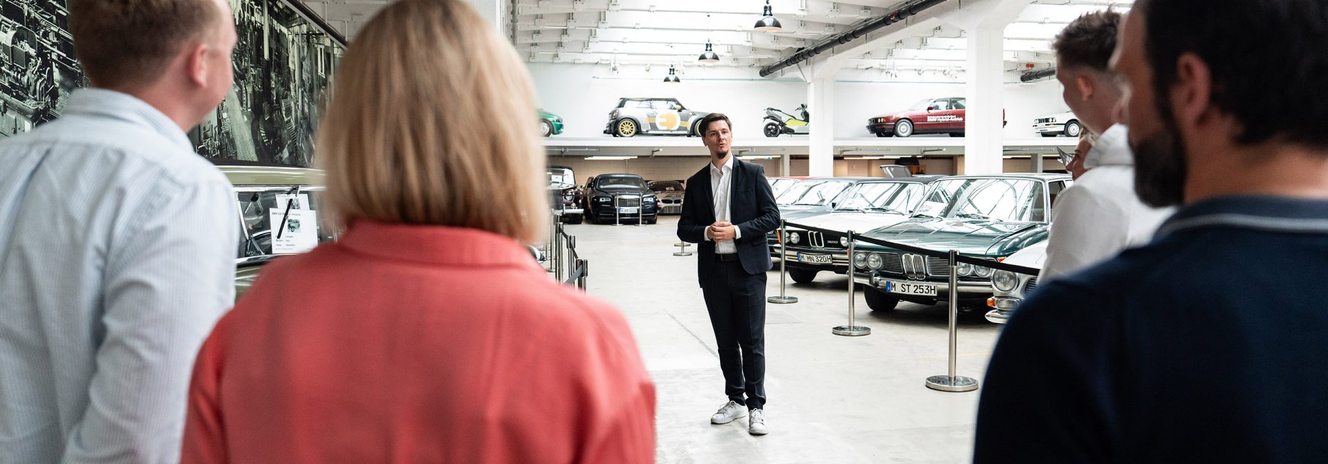 Guests visit the exhibition in the BMW Classic rooms and are guided through the exhibition by a BMW employee.