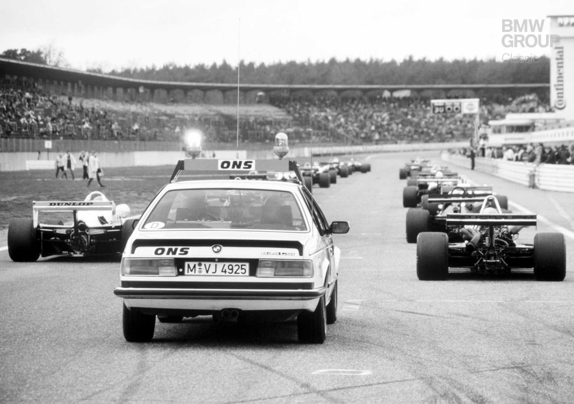  Track protection by a BMW 6 Series Coupé in a car race