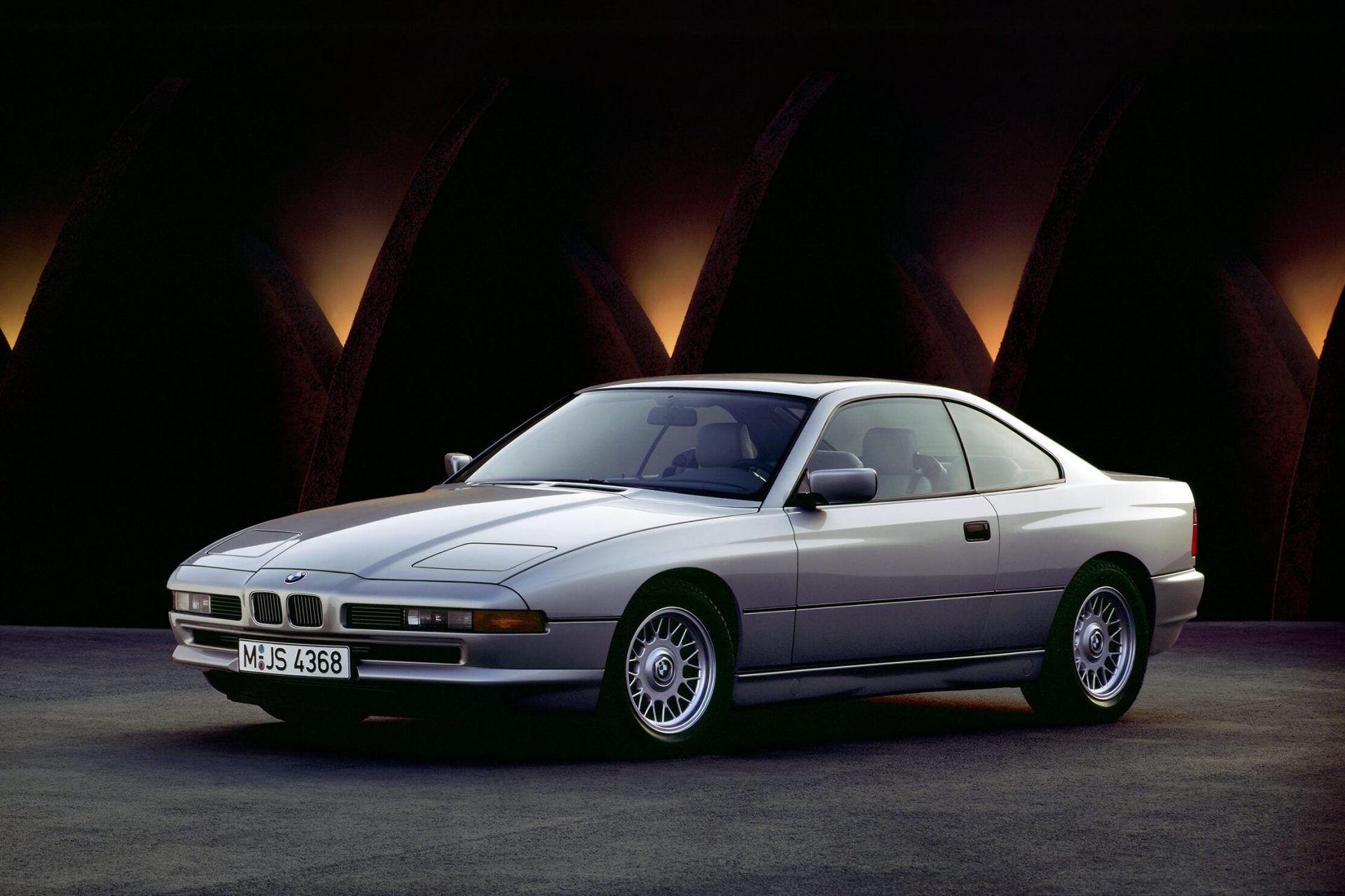 Foto eines BMW Oldtimers auf einer Rennstrecke (schwarz-weiß)