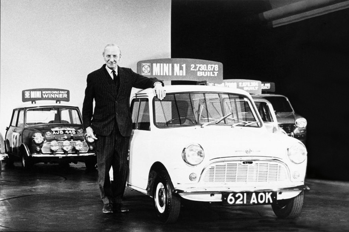 Herr neben dem ersten MINI.