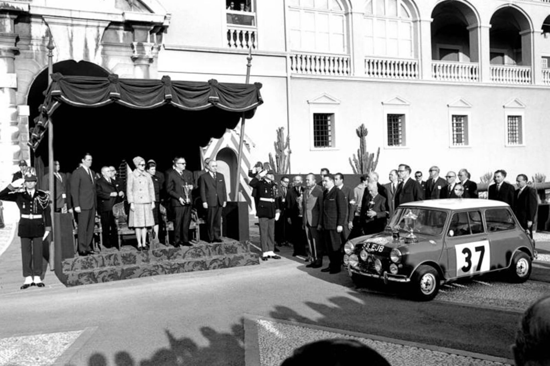 Junge und Mädchen neben MINI Oldtimer in Schwarz-Weiss