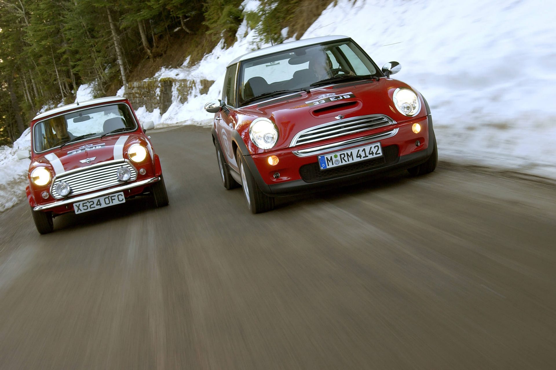 Junge und Mädchen neben MINI Oldtimer in Schwarz-Weiss