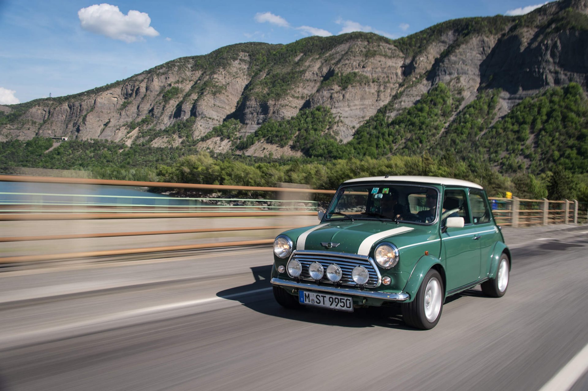 Junge und Mädchen neben MINI Oldtimer in Schwarz-Weiss