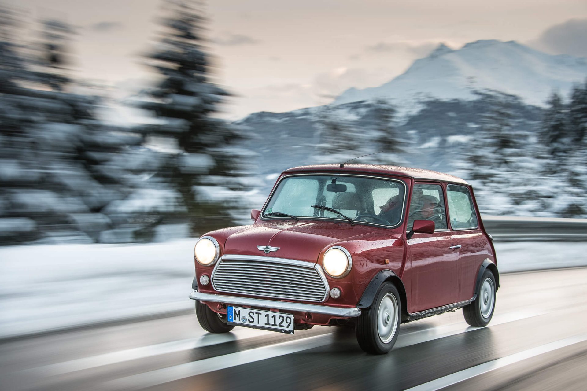 Junge und Mädchen neben MINI Oldtimer in Schwarz-Weiss