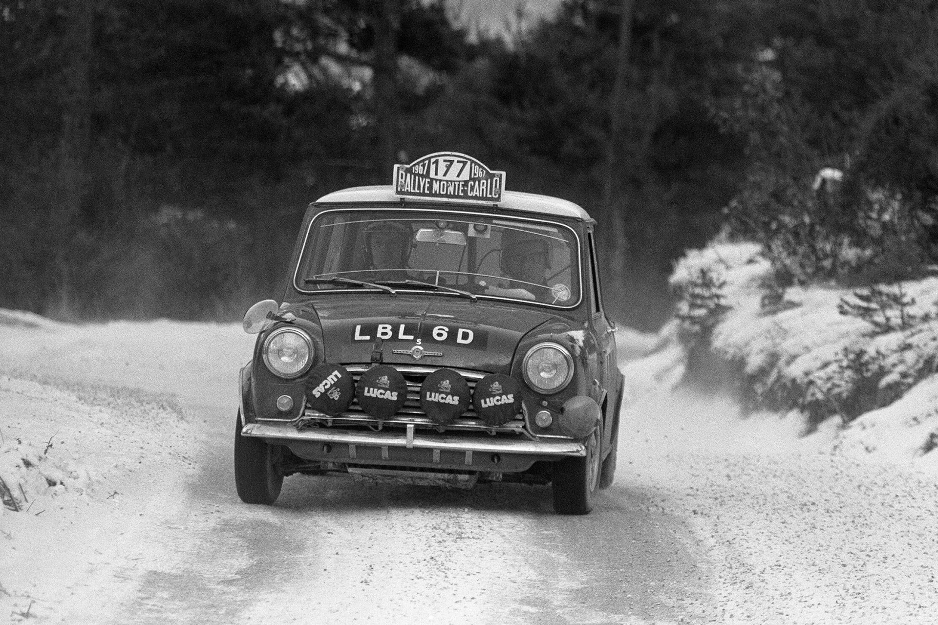 Junge und Mädchen neben MINI Oldtimer in Schwarz-Weiss
