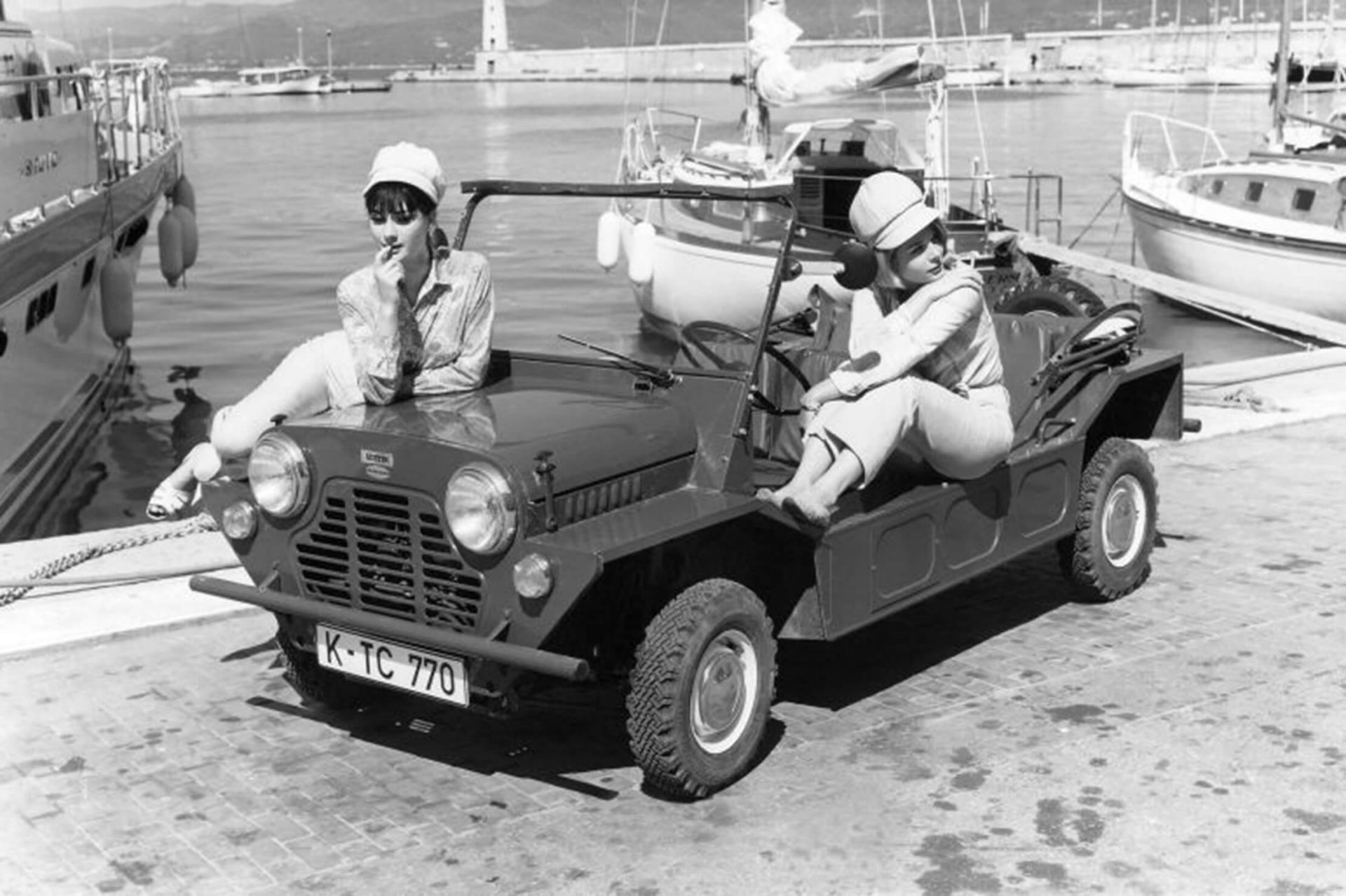 Junge und Mädchen neben MINI Oldtimer in Schwarz-Weiss