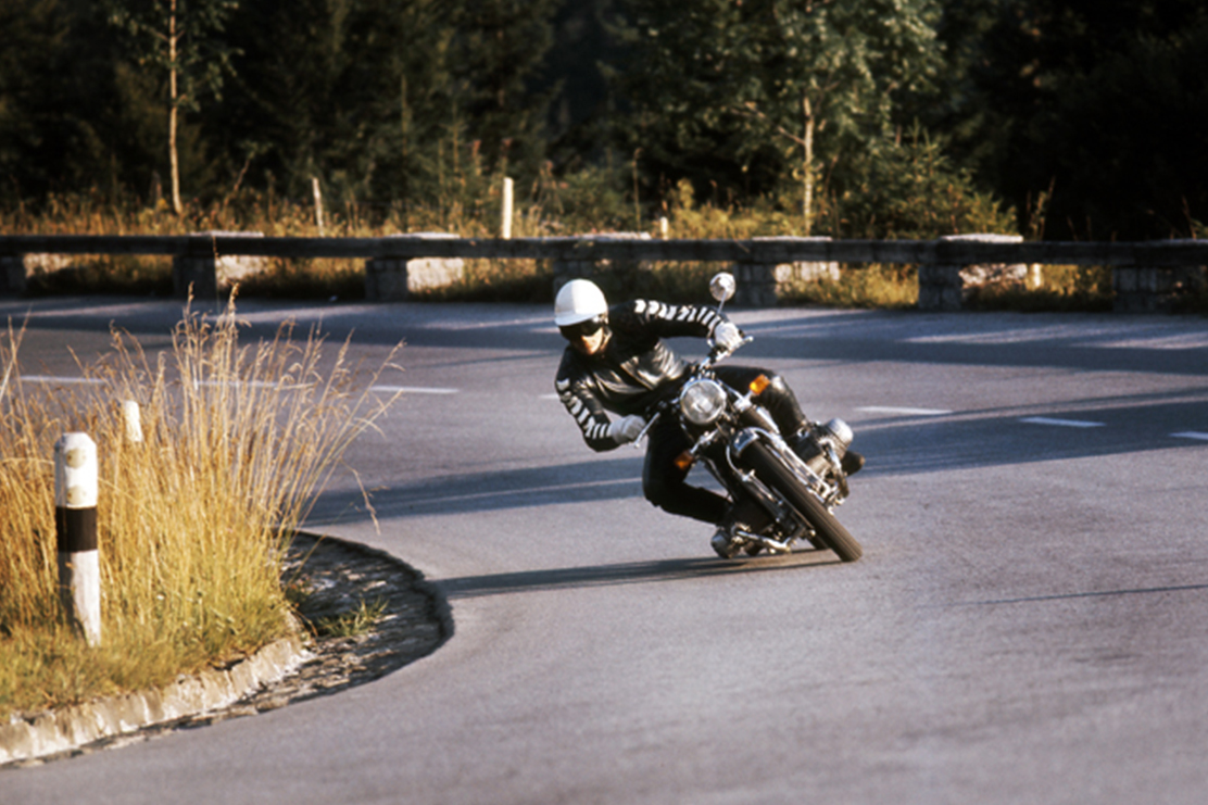 BMW Motorrad in der Kurve einer Landstrasse