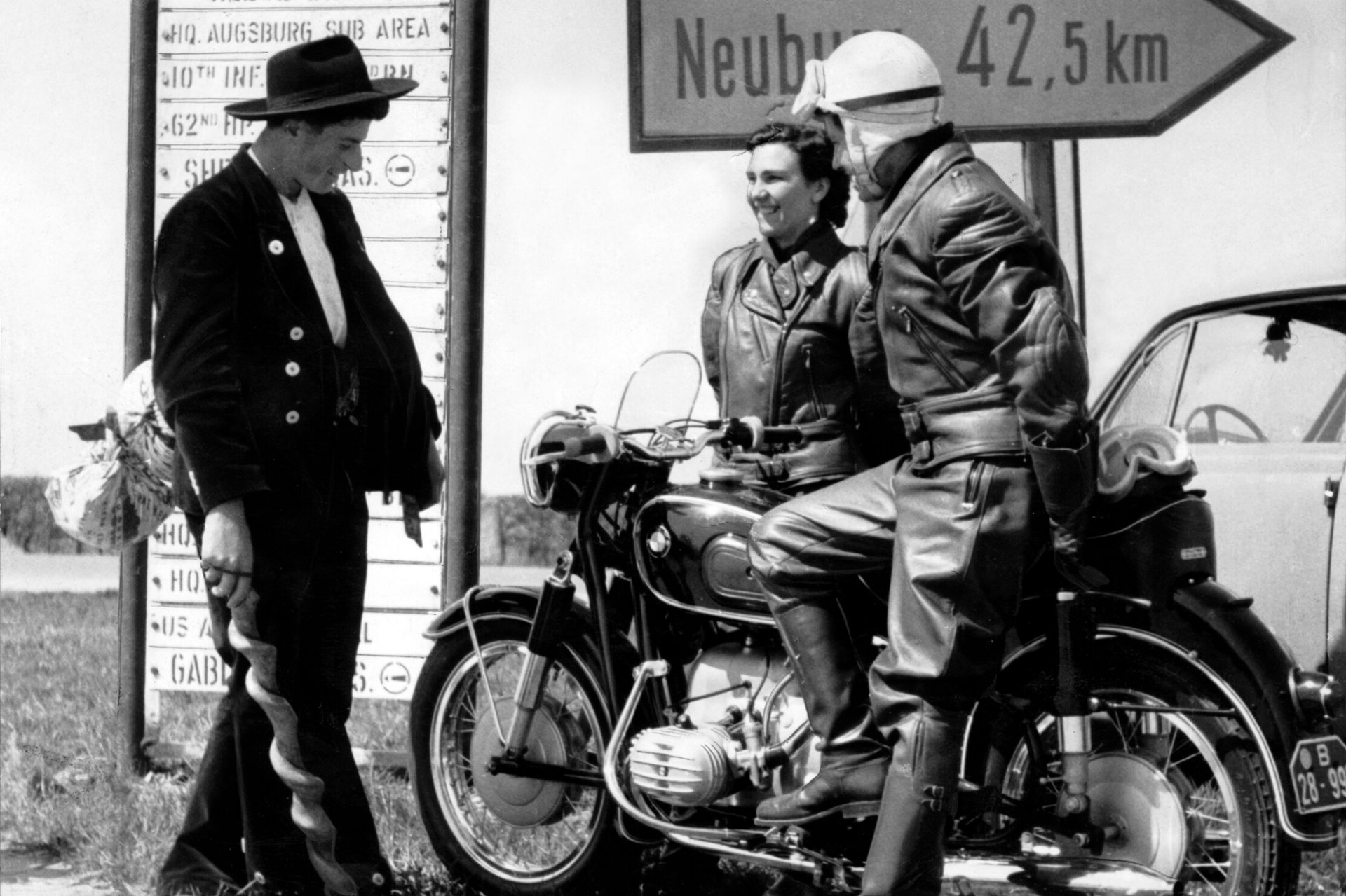 Historisches BMW Motorrad während der Fahrt in Schwarz-Weiss