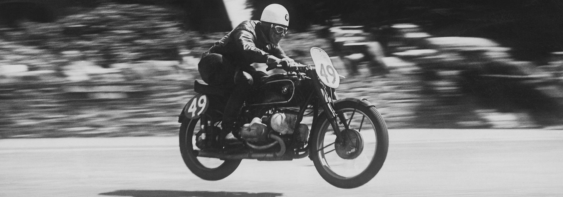 Georg „Schorsch“ Meier gewinnt als erster Nichtbrite auf einem nichtbritischen Motorrad die Senior TT auf der Isle of Man.