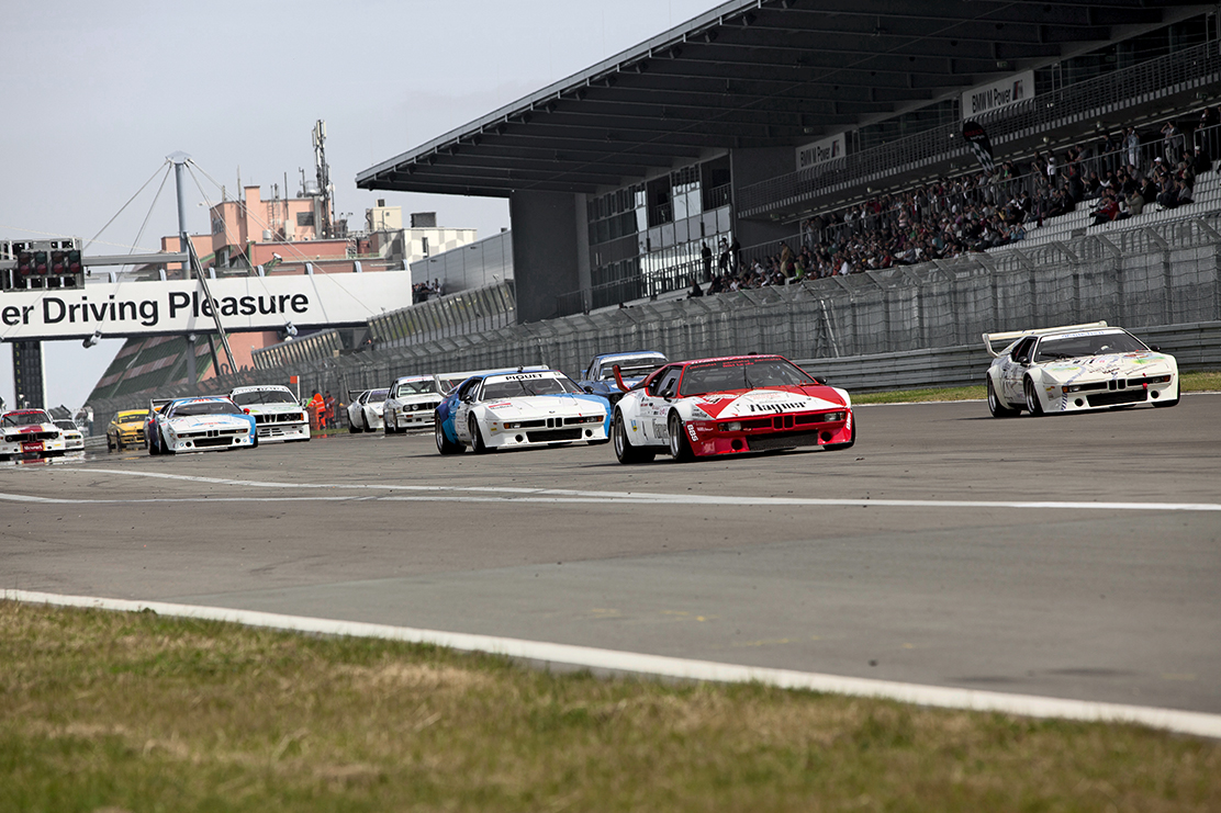 Historische BMW Rennwagen beim Massenstart