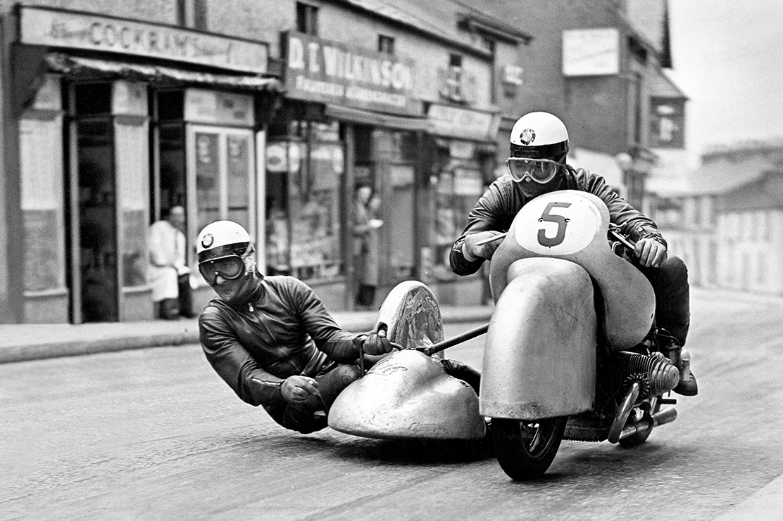 Historisches BMW Rennsport-Motorrad mit Beiwagen beim Strassenrennen in Schwarz-Weiss