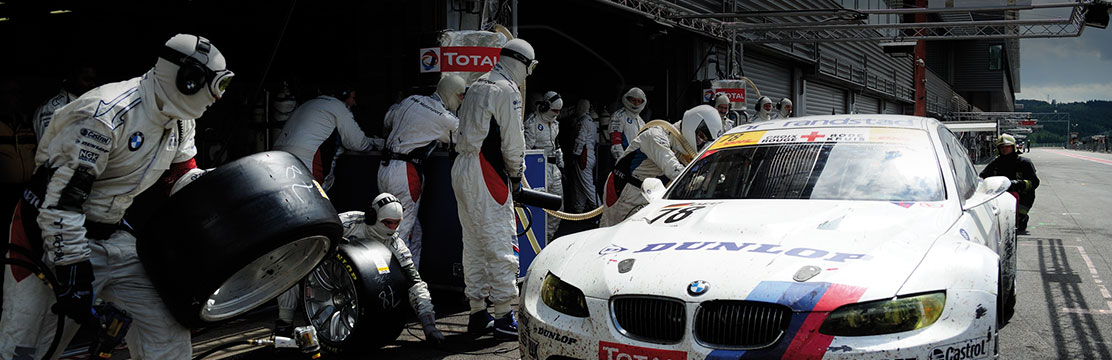 Weißer Motorsport BMW beim Pit Stop / Reifenwechsel