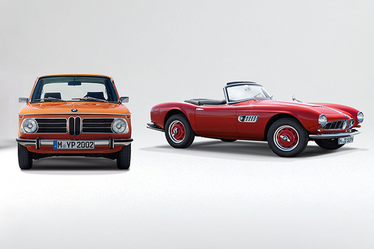 Two BMW models stand next to each other, surrounded by a white background.