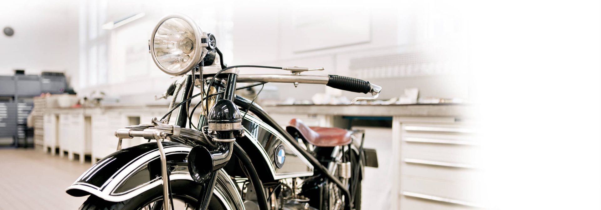 Nahaufnahme eines historischen BMW Motorrades in der Werkstatt