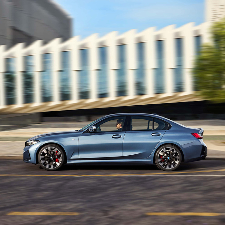 Side view of a 7th generation BMW 3 series while diving through the city
