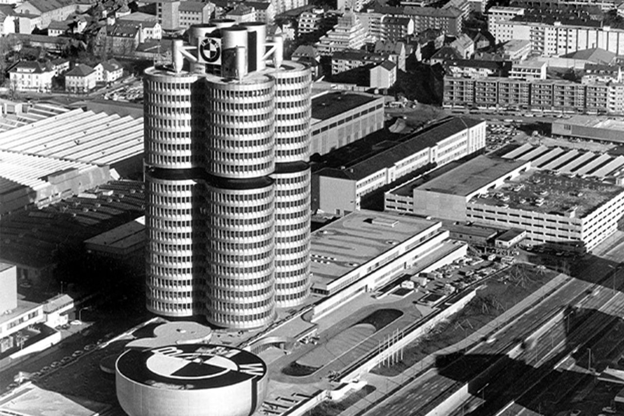 Historische Luftaufnahme des BMW Vierzylinders